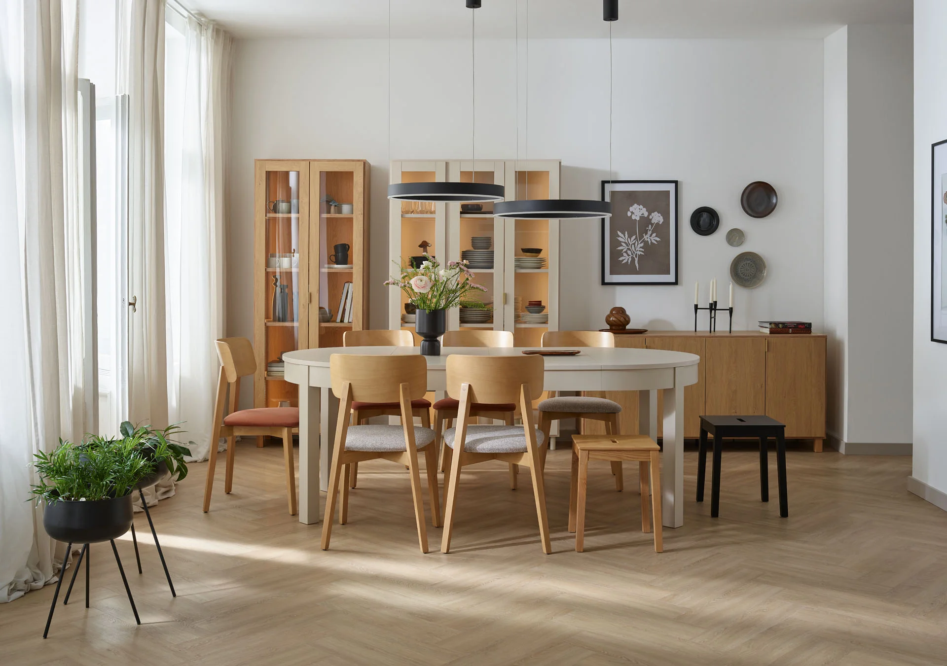 Równomiernie oświetlony stół z użyciem czarnych lamp LED